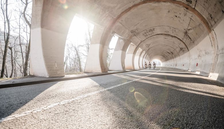 rennradfahren-im-tunnel